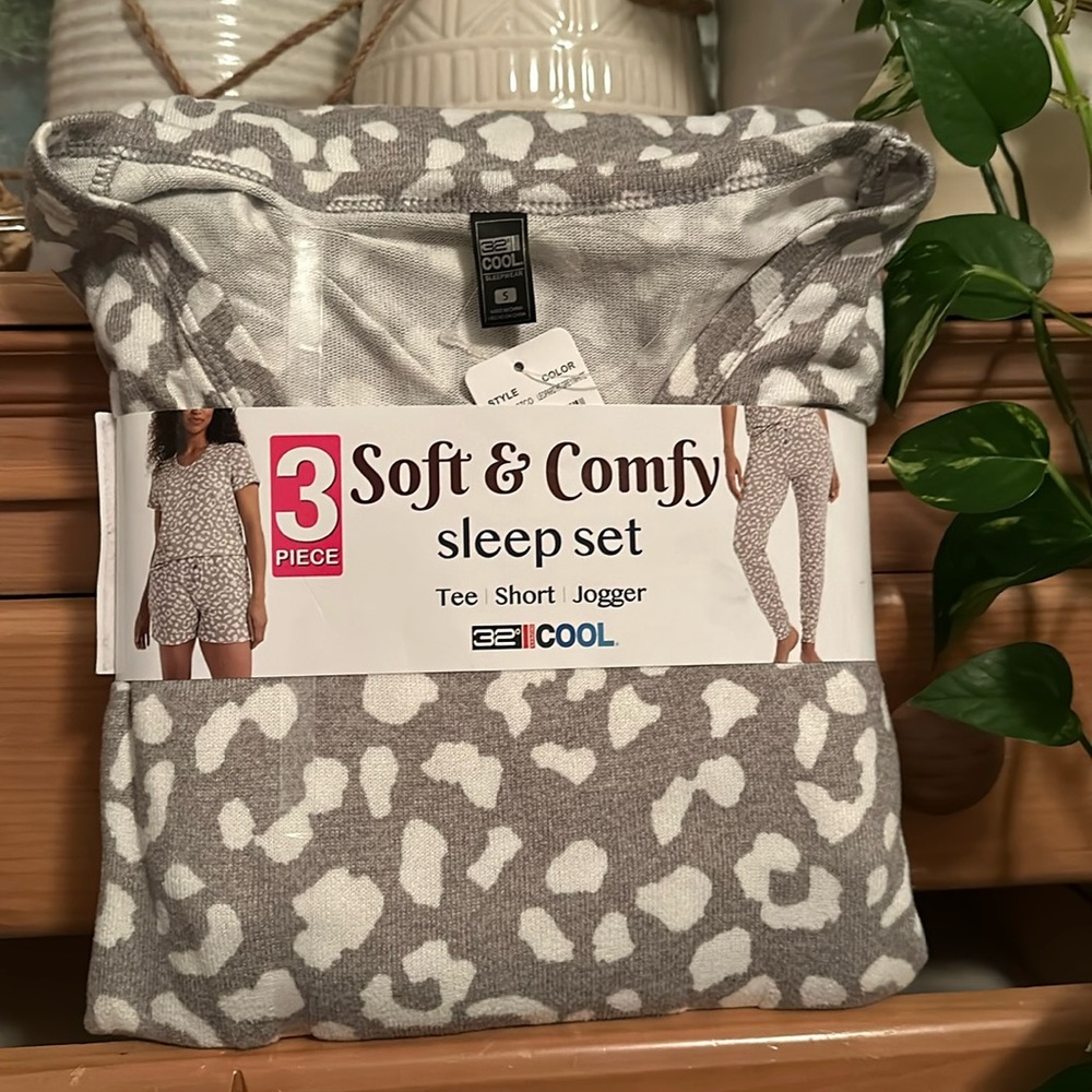 NWT 3 Piece Leopard pajama Sleep Set Tee Short Jogger women’s Sm Soft & Comfy